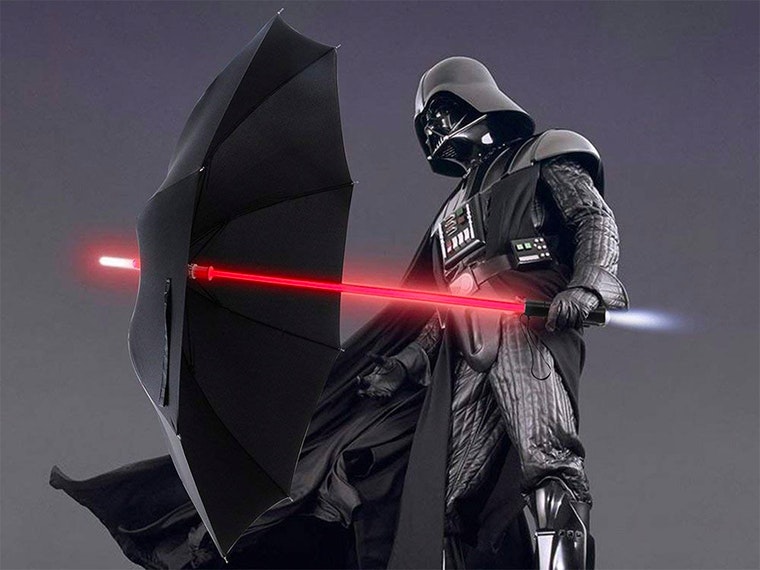 dark vador et son sabre laser parapluie