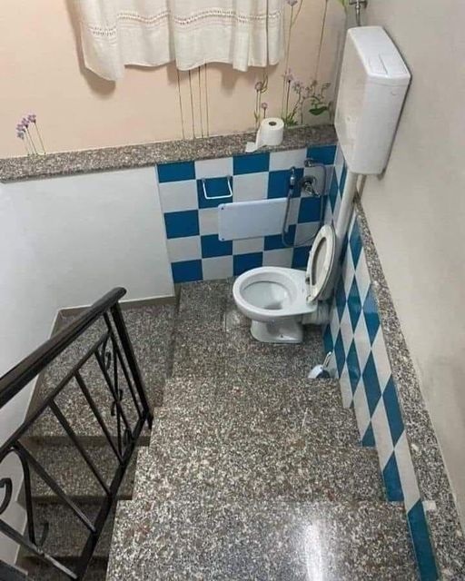 wc dans les escaliers