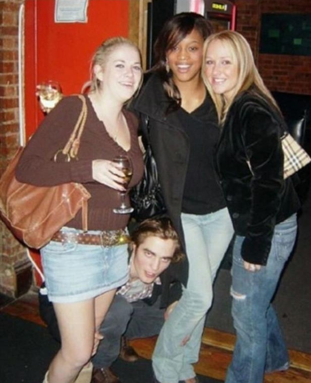 photobomb Robert Pattinson