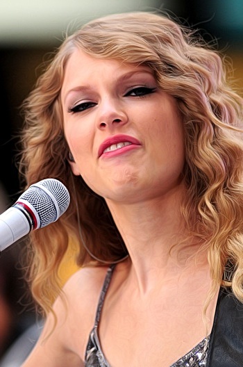 Taylor Swift grimace 03